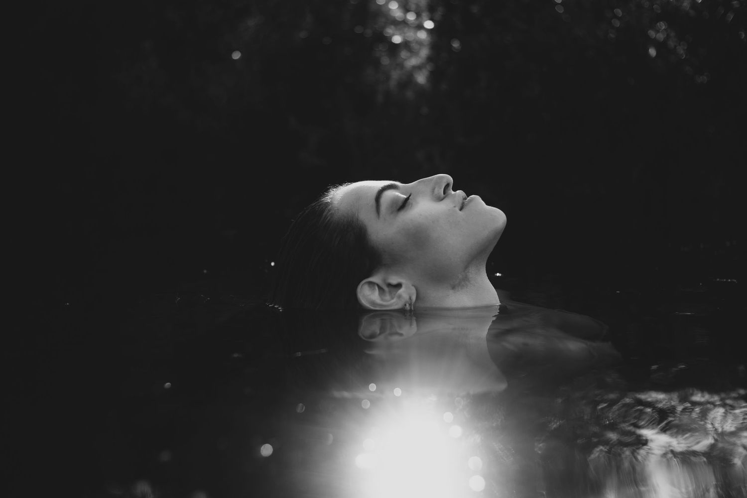 Drammatico ritratto in bianco e nero con effetti di luce  in acqua.