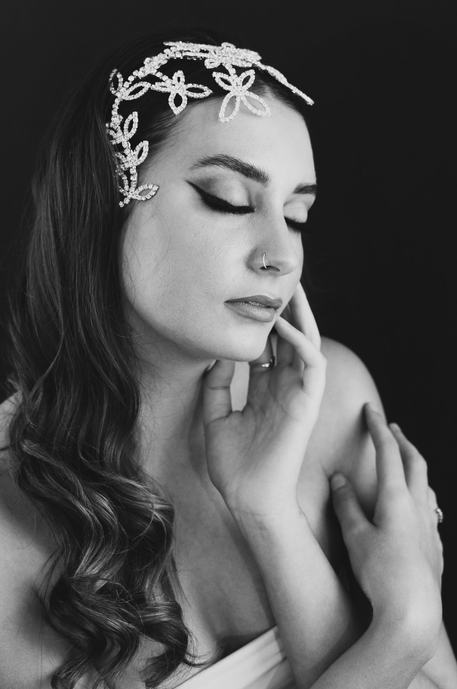 Intimi ritratti in bianco e nero con delicato copricapo in diamanti e trucco drammatico.