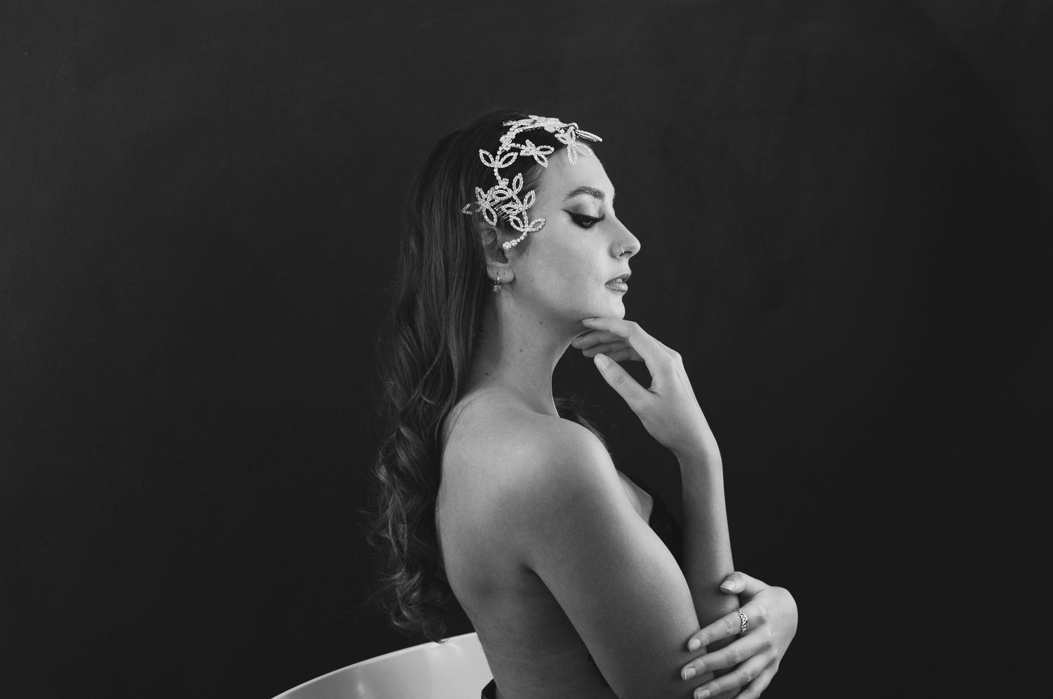 Ritratti artistici ravvicinati in bianco e nero con gioielli eleganti ed espressioni morbide.