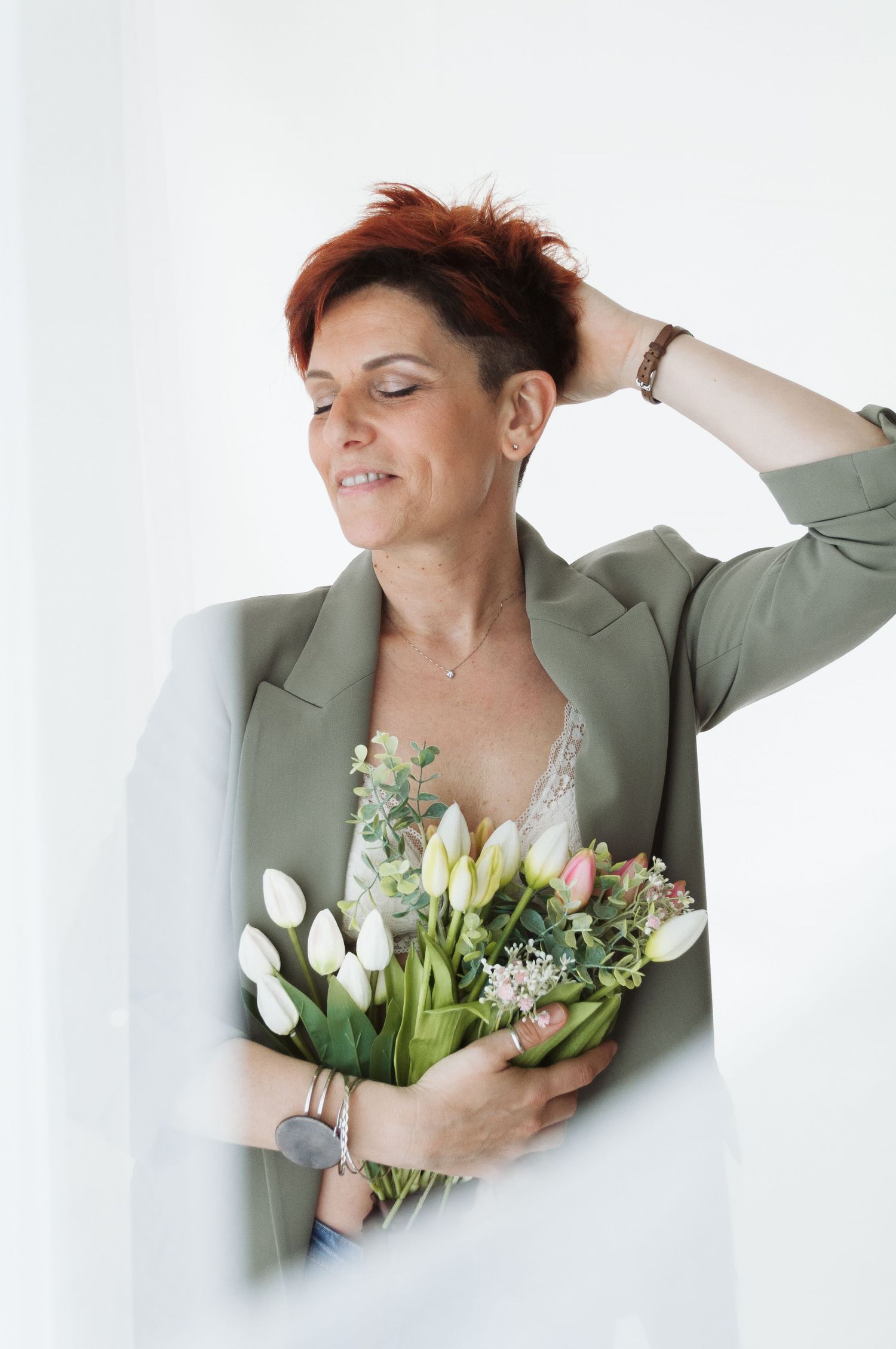 Serie di ritratti minimalisti con bouquet di tulipani primaverili su sfondo bianco.