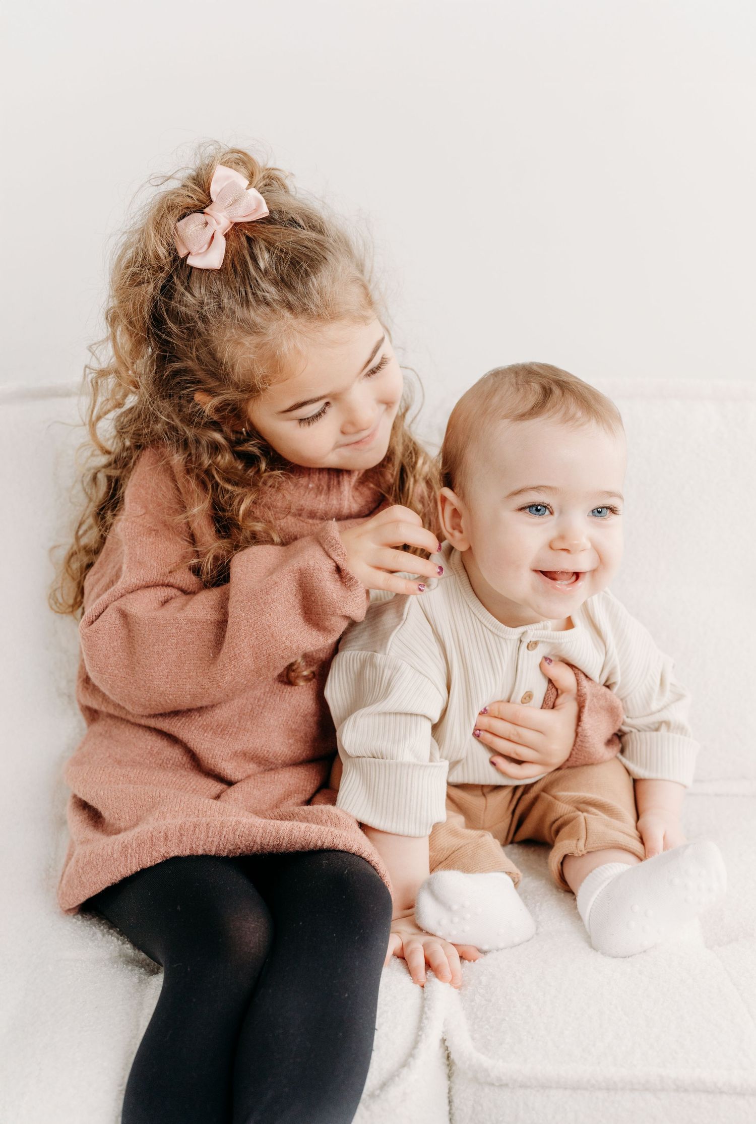 Photographe de maternité et nouveau-né à Saint-Augustin-de-Desmaures, près de Québec. Garde-robe cliente disponible pour maman et bébé