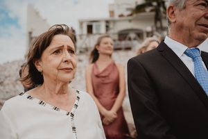 Madre emocionada durante los votos de una ceremonia de boda en playa en Mazatlán, capturada de forma natural y documental por Carlos Galindo