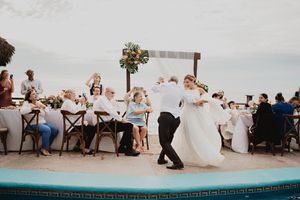 Boda íntima frente al mar en Mazatlán donde la novia baila con su papá durante la recepción al atardecer | documentary wedding photographer