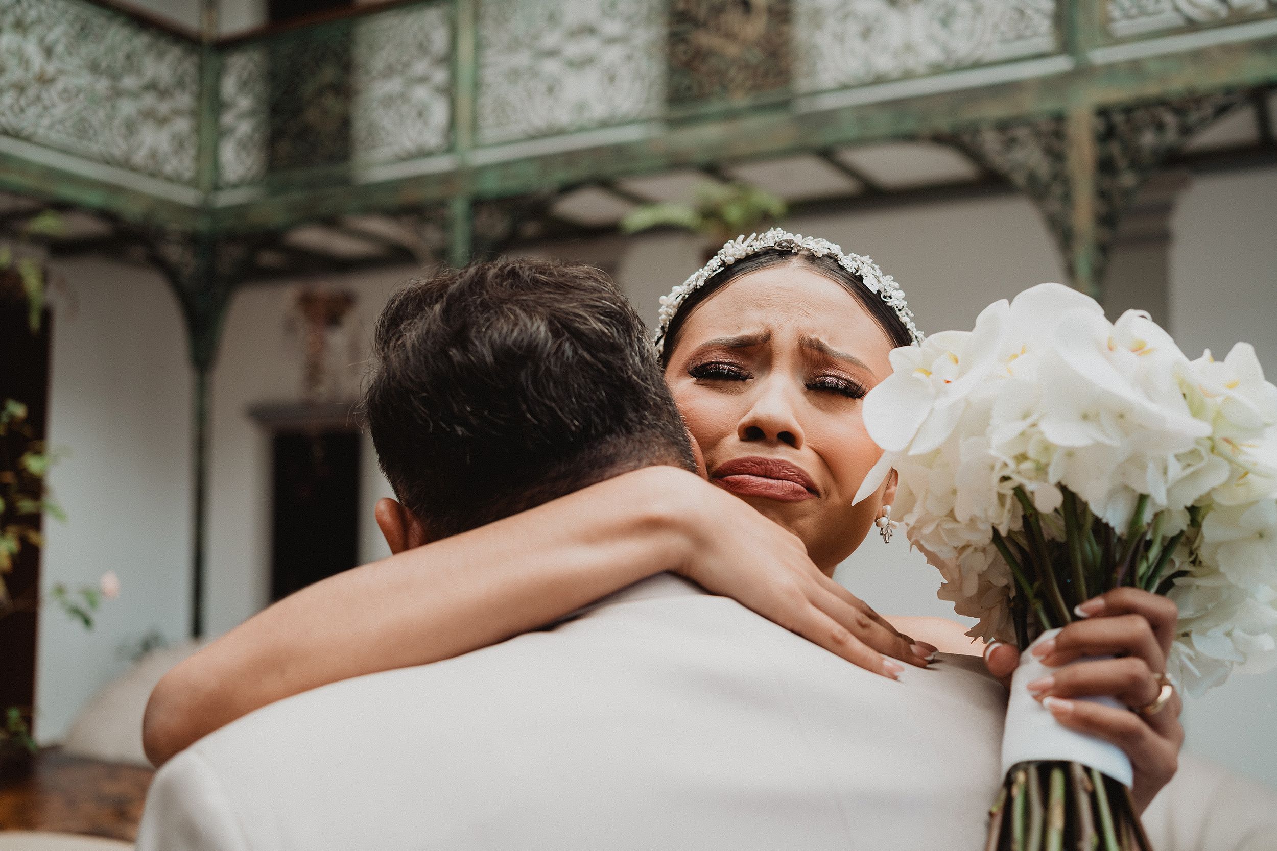 Momento emotivo entre una pareja durante su boda en Mazatlán, capturado de forma documental y natural por Carlos Galindo.