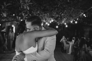 Abrazo íntimo de pareja durante recepción de boda nocturna en Mazatlán, fotografía documental de bodas, wedding photographer in Mazatlán