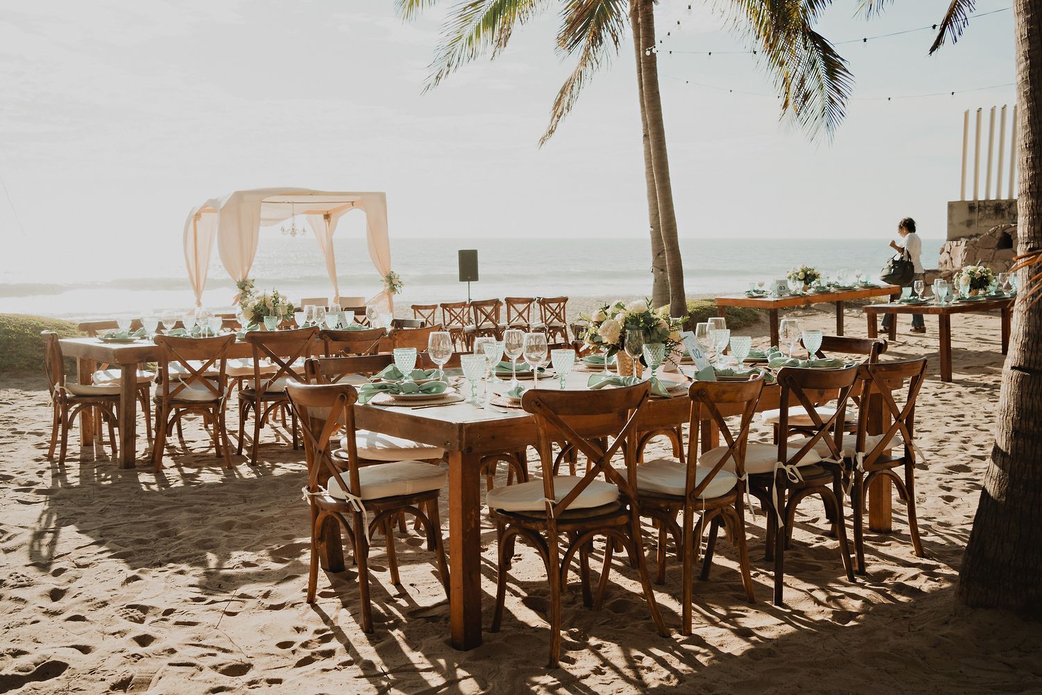 Ceremonia de boda frente al mar en Mazatlán con jardines y playa.