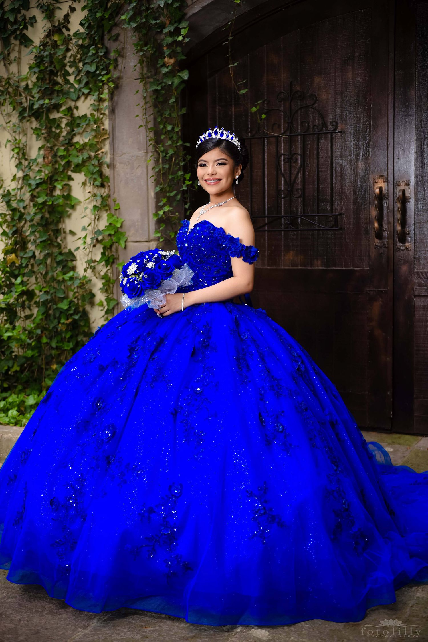 Fort Worth quinceañera photography of Emma wearing a blue quince dress photographed by Fotolilly Photography at a scenic DFW location