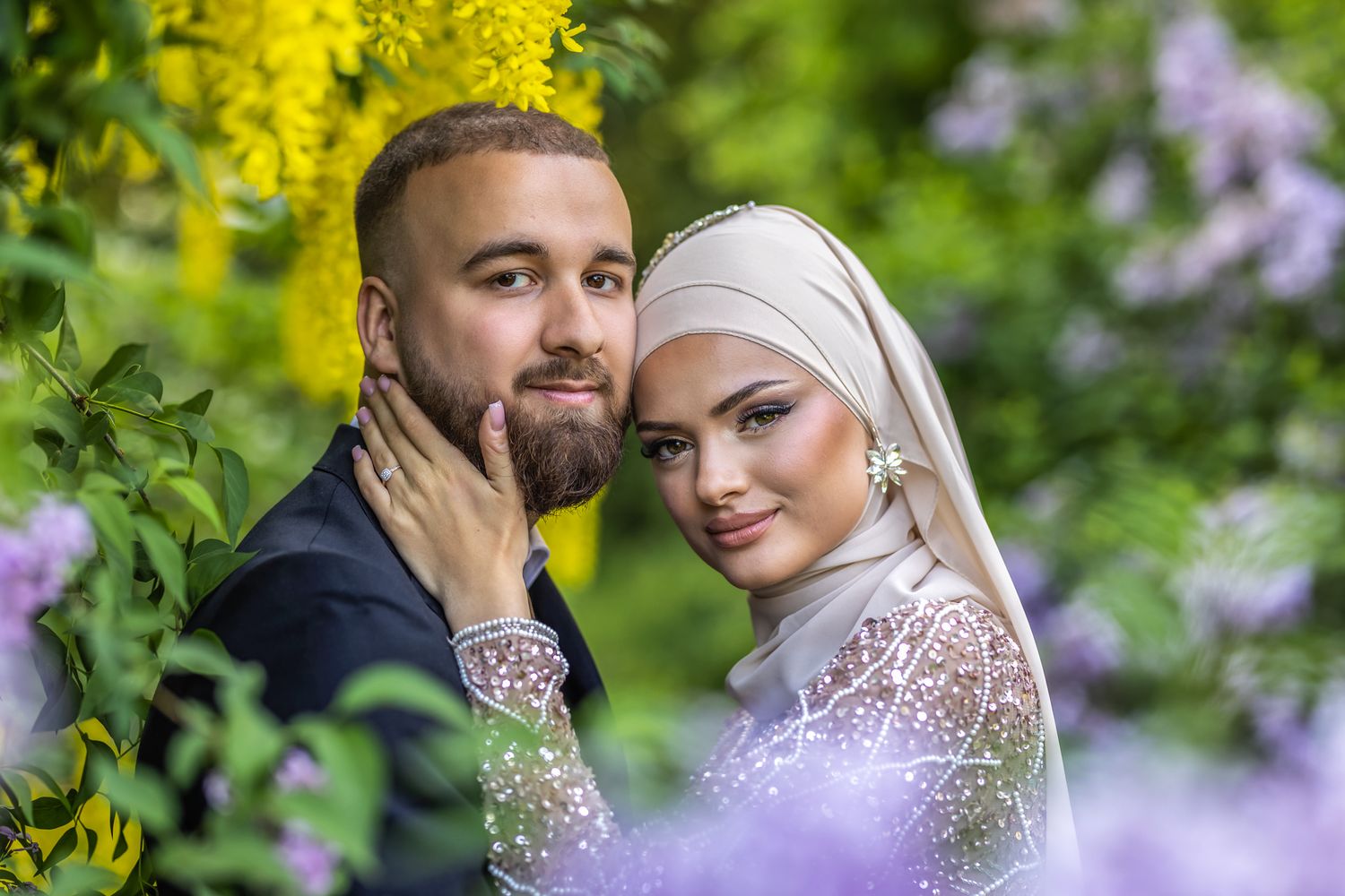 Muslimsk bröllopspar fotat bland blommorna på Pildammsparken i Malmö.