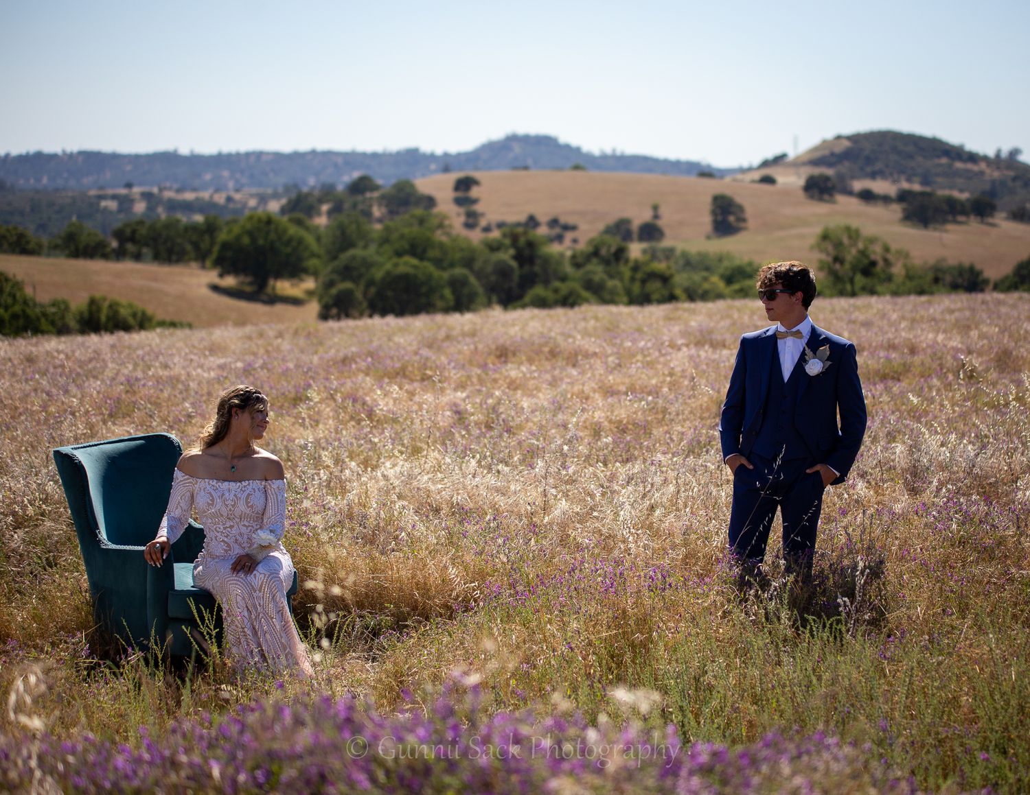 gunnii sack photography, calaveras high school, prom 2022, field photos prom, white dress, blue suit