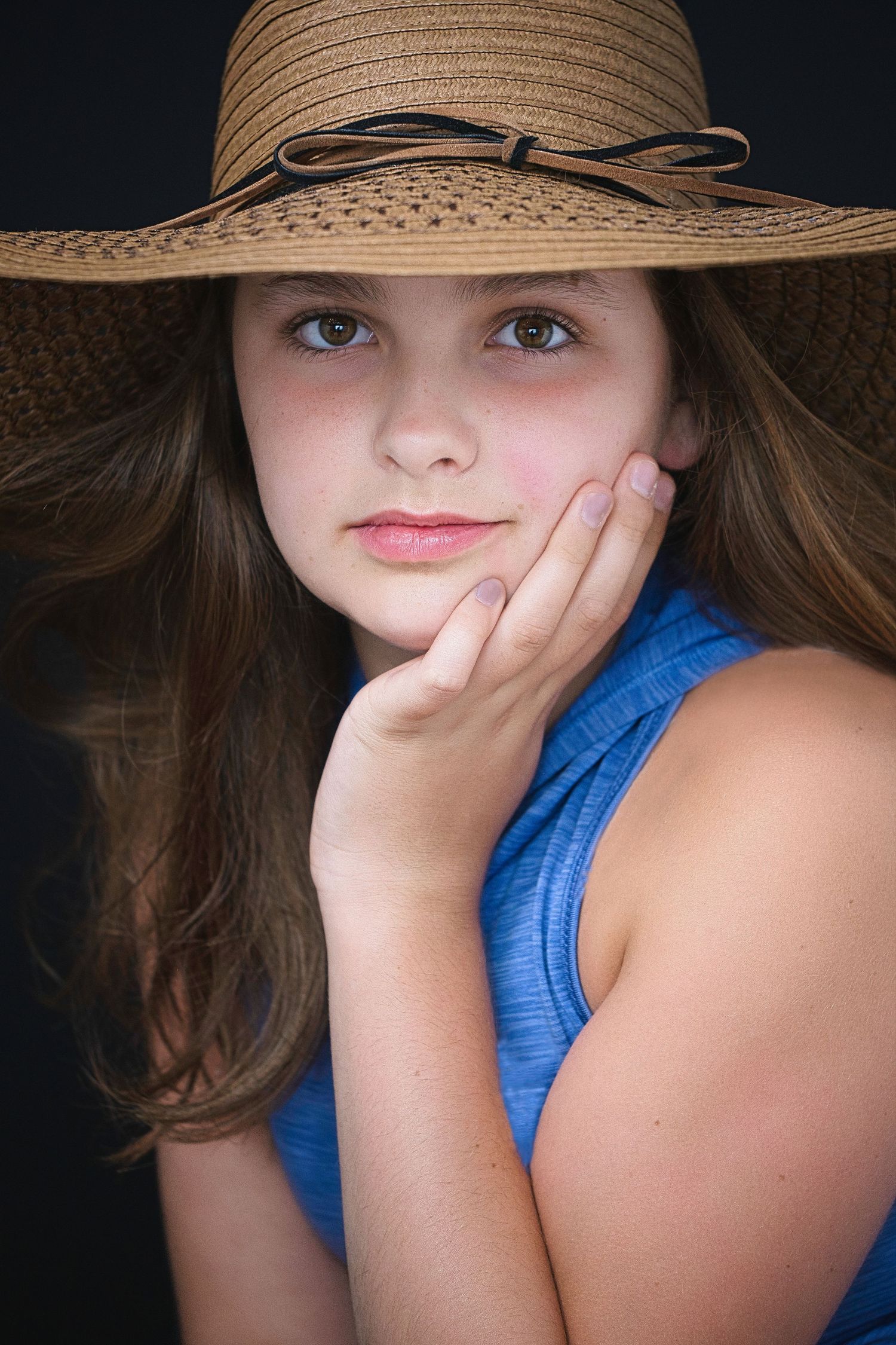 Portrait d'une jeune fille portant un chapeau.  Portrait of a young girl wearing a hat.