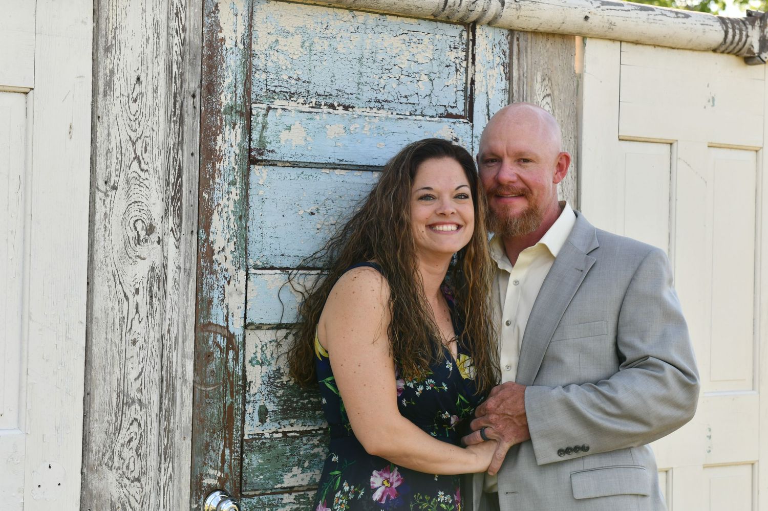 Couples portraits in front of painted doors
