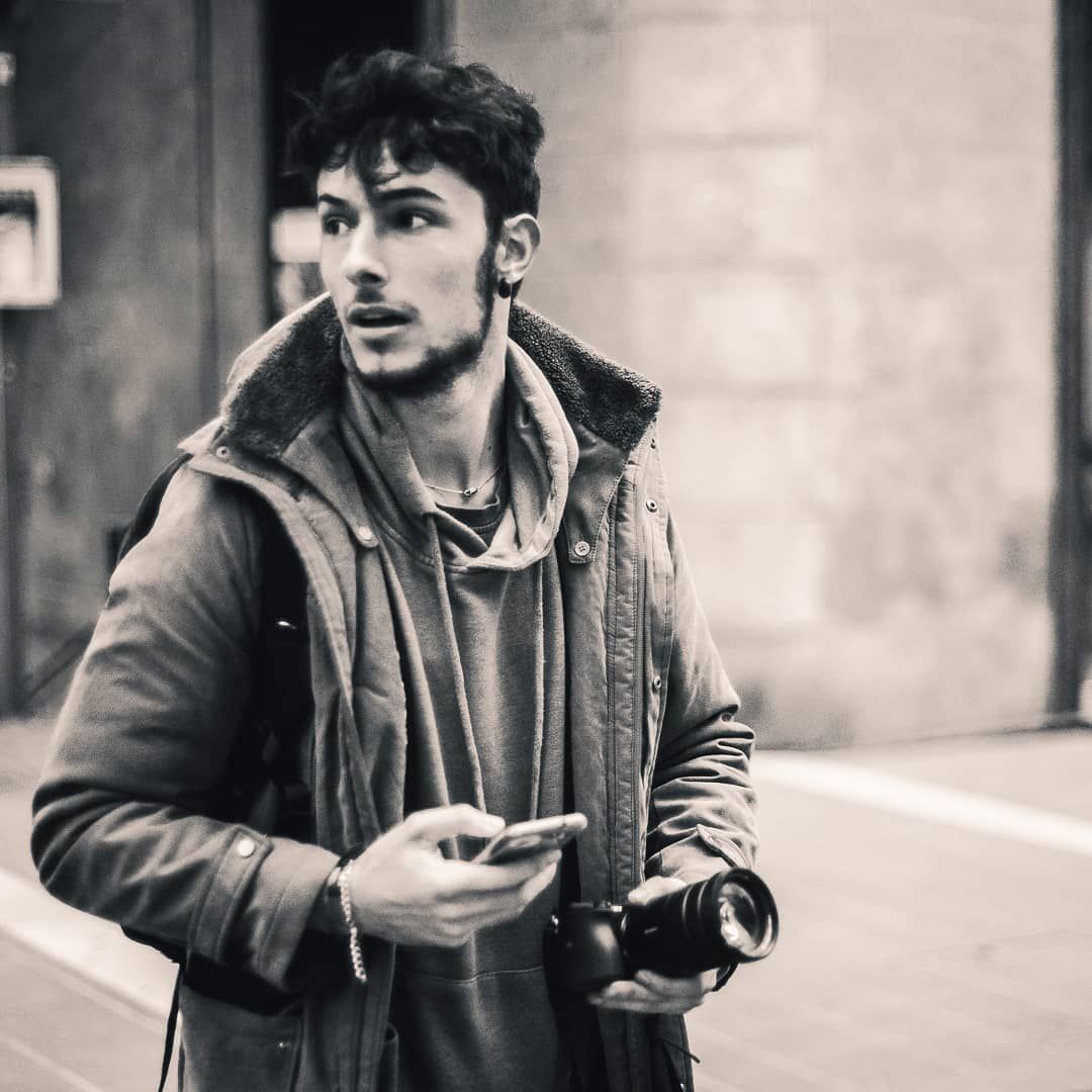 Mirko Paoloni videomaker con una videocamera in mano