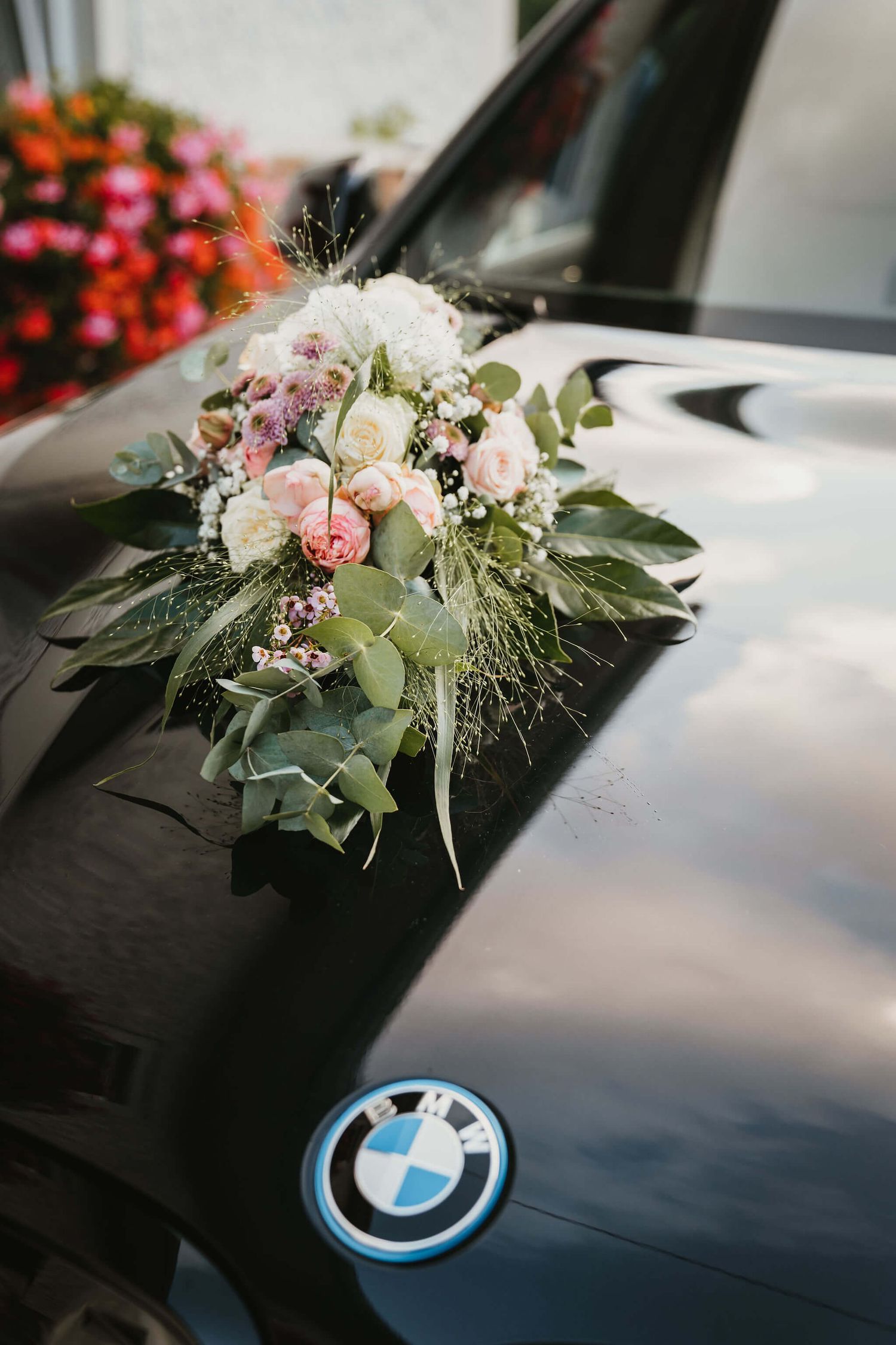 tipps zum blumenschmuck autoschmuck hochzeit autoblumen autogesteck befestigung brautauto
