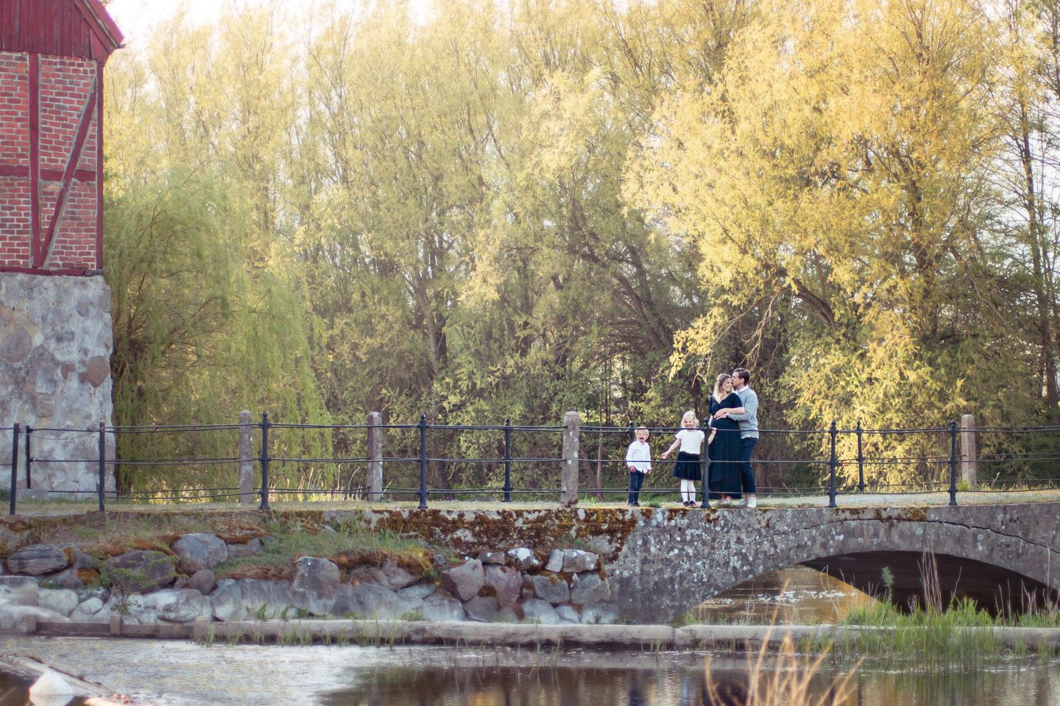 Familjefotografering på bro, historisk miljö, sommar, Skåne