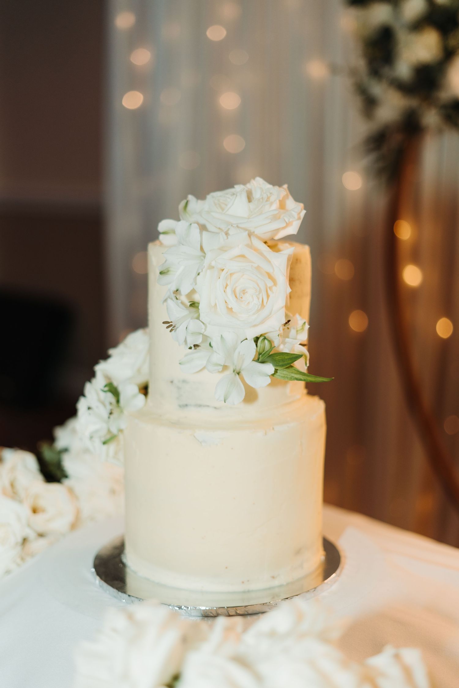 Beige wedding cake, how to choose a wedding cake? Emilia Czarnota Photography