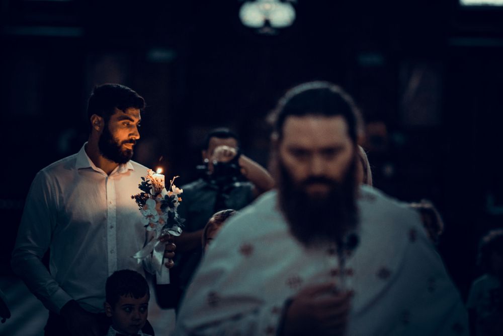 Detaliu nas de botez slujba biserica. Fotograf profesionist de botez in București si toată România. Preț mic, albume foto botez.