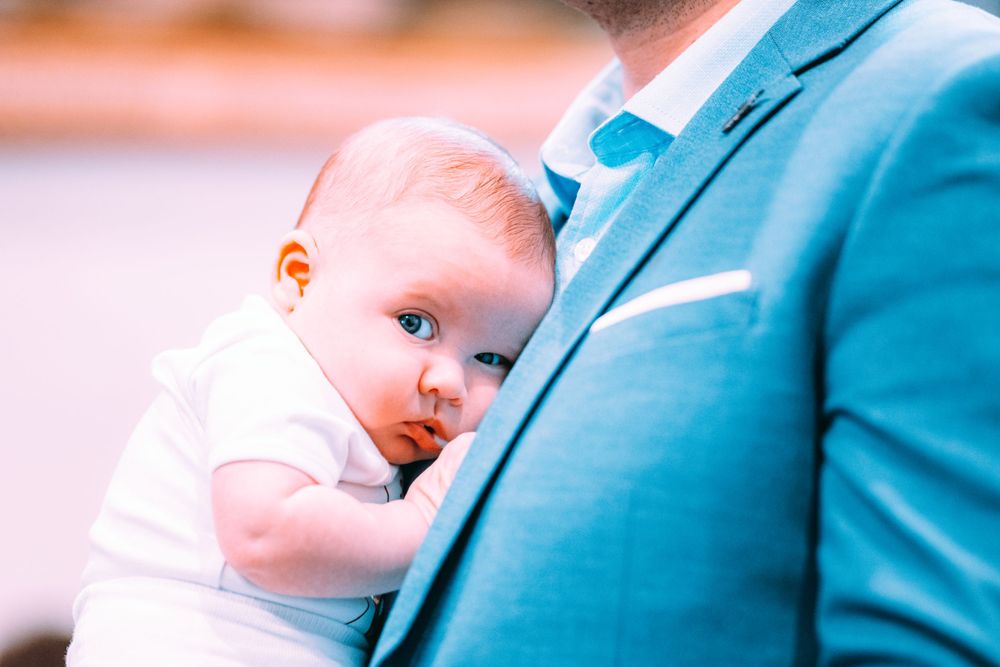 Detaliu bebe botez. Fotograf profesionist de botez in București si toată România. Preț mic, albume foto botez.