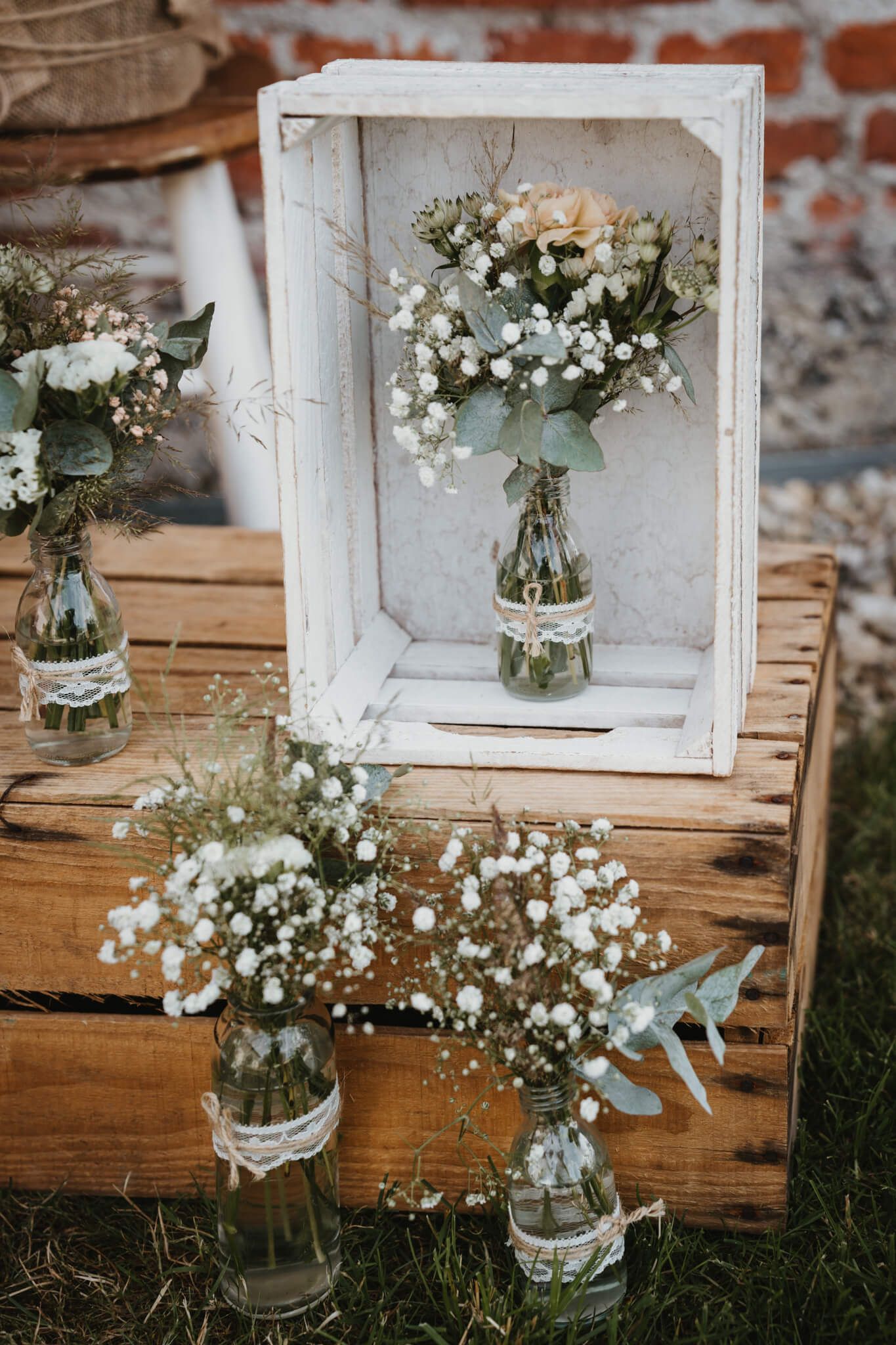 vintage blumenschmuck blumendeko tipps hochzeit eukalyptus greenery schleierkraut blush rose