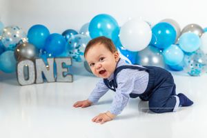 balloon garland birthday portraits, first birthday photoshoot boy,