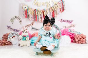Alice in wonderland first birthday, cake smash, baby girl Alice in wonderland