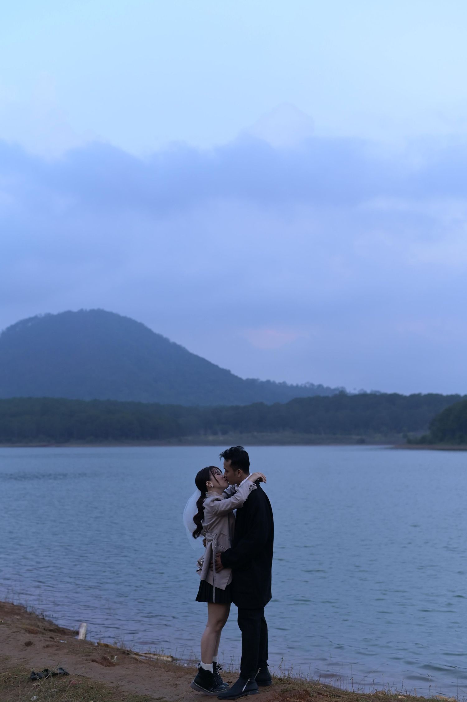 Emotional cinematic photography by Che Hoang Huy for Symphony by H Studio weddings.