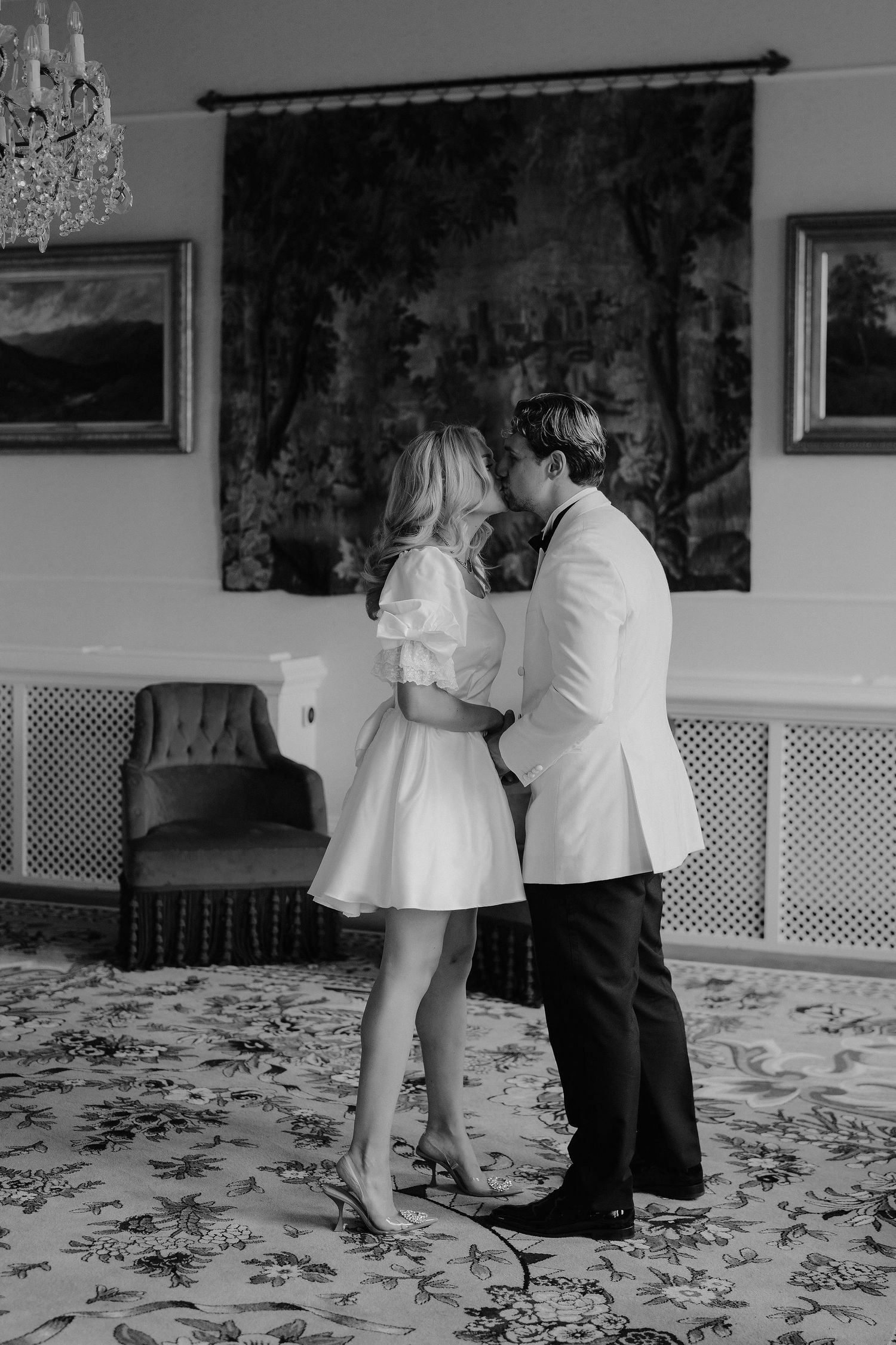 bride and groom kissing at the Randolph hotel in oxford