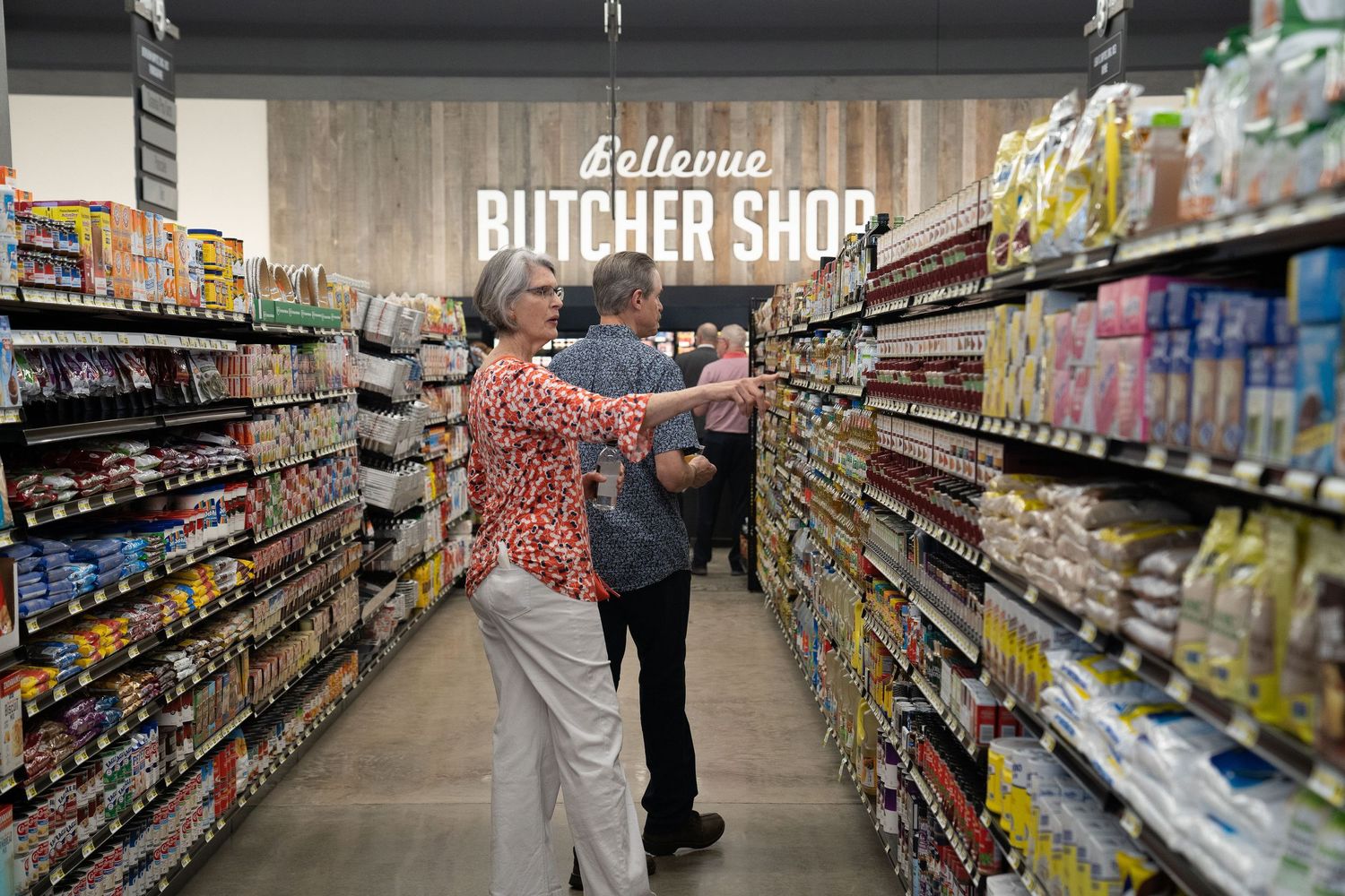 Two women shopping t the grand opening and a local grocery store in Richmond VA