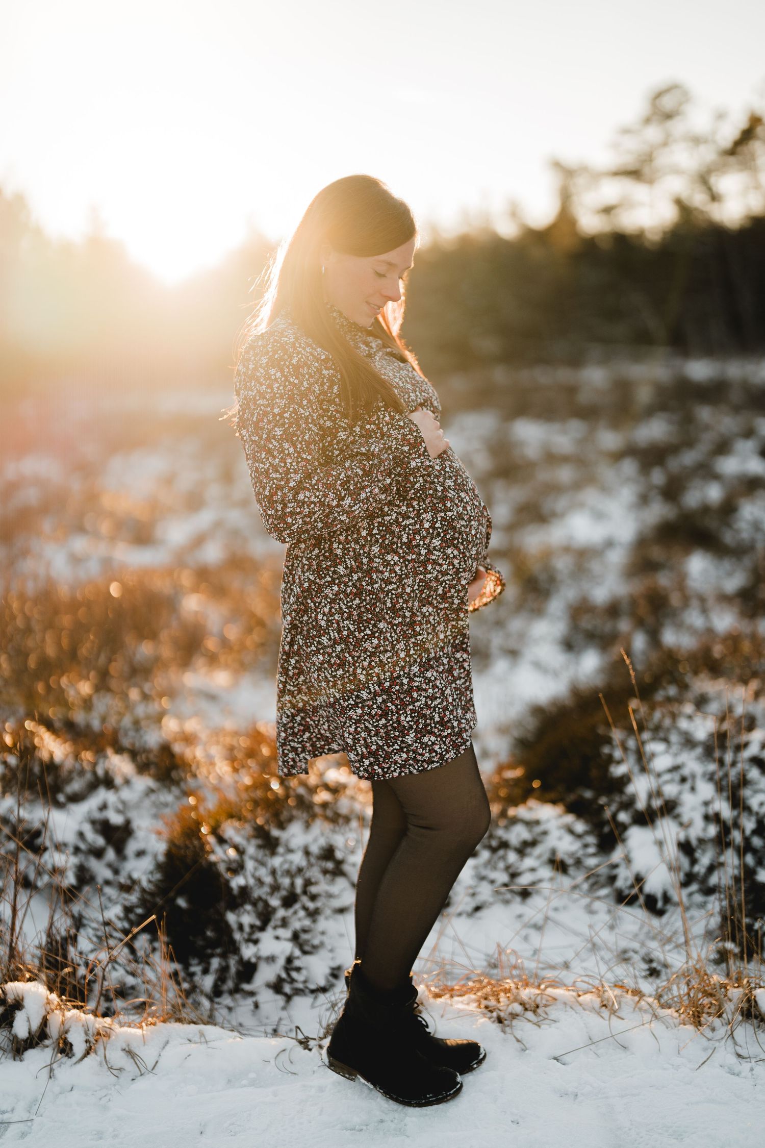 Babybauchshooting im Wurzacher Ried bei Bad Wurzach im Winter bei Abendsonne