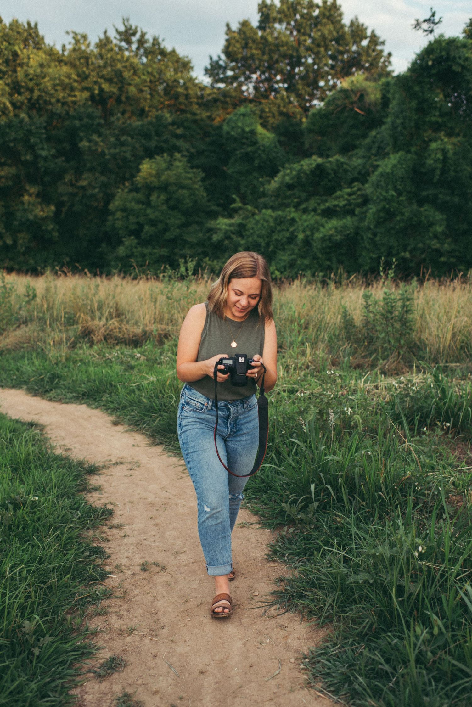 buffalo mn photographer, minnesota photographer, photographer walking