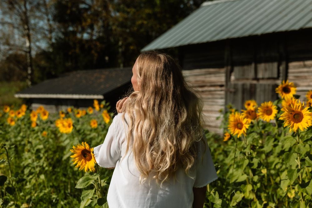 Bloom - Potrettikuvaus miljöössä - Valokuvaaja Oulu - Kukkakuvaus - Saaga Visuals - Dokumentaarinen kuvaus