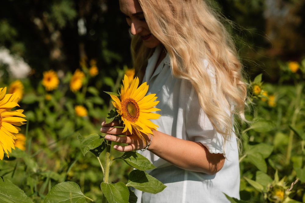 Bloom - Potrettikuvaus miljöössä - Valokuvaaja Oulu - Kukkakuvaus - Saaga Visuals - Dokumentaarinen kuvaus