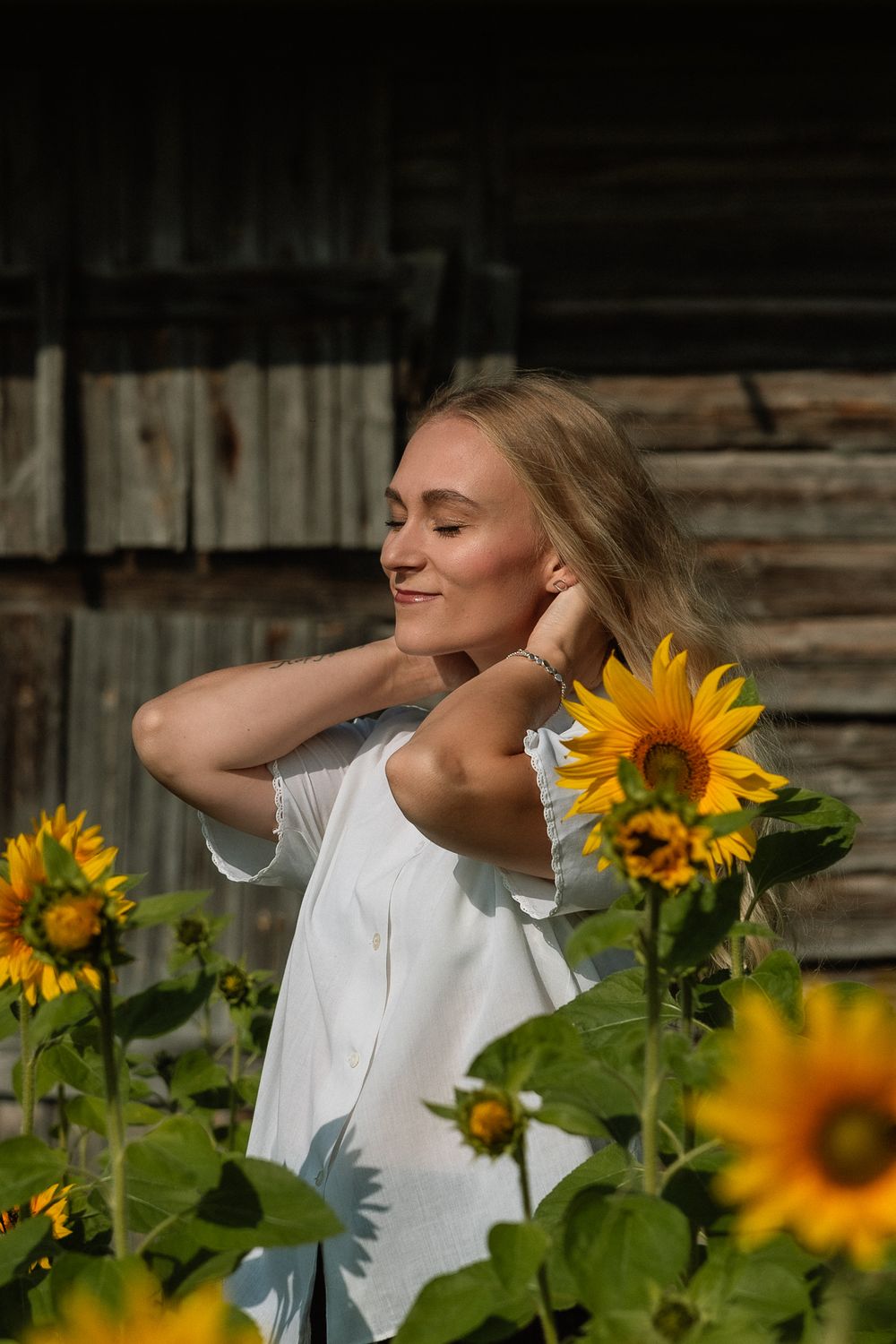 Bloom - Potrettikuvaus miljöössä - Valokuvaaja Oulu - Kukkakuvaus - Saaga Visuals - Dokumentaarinen kuvaus