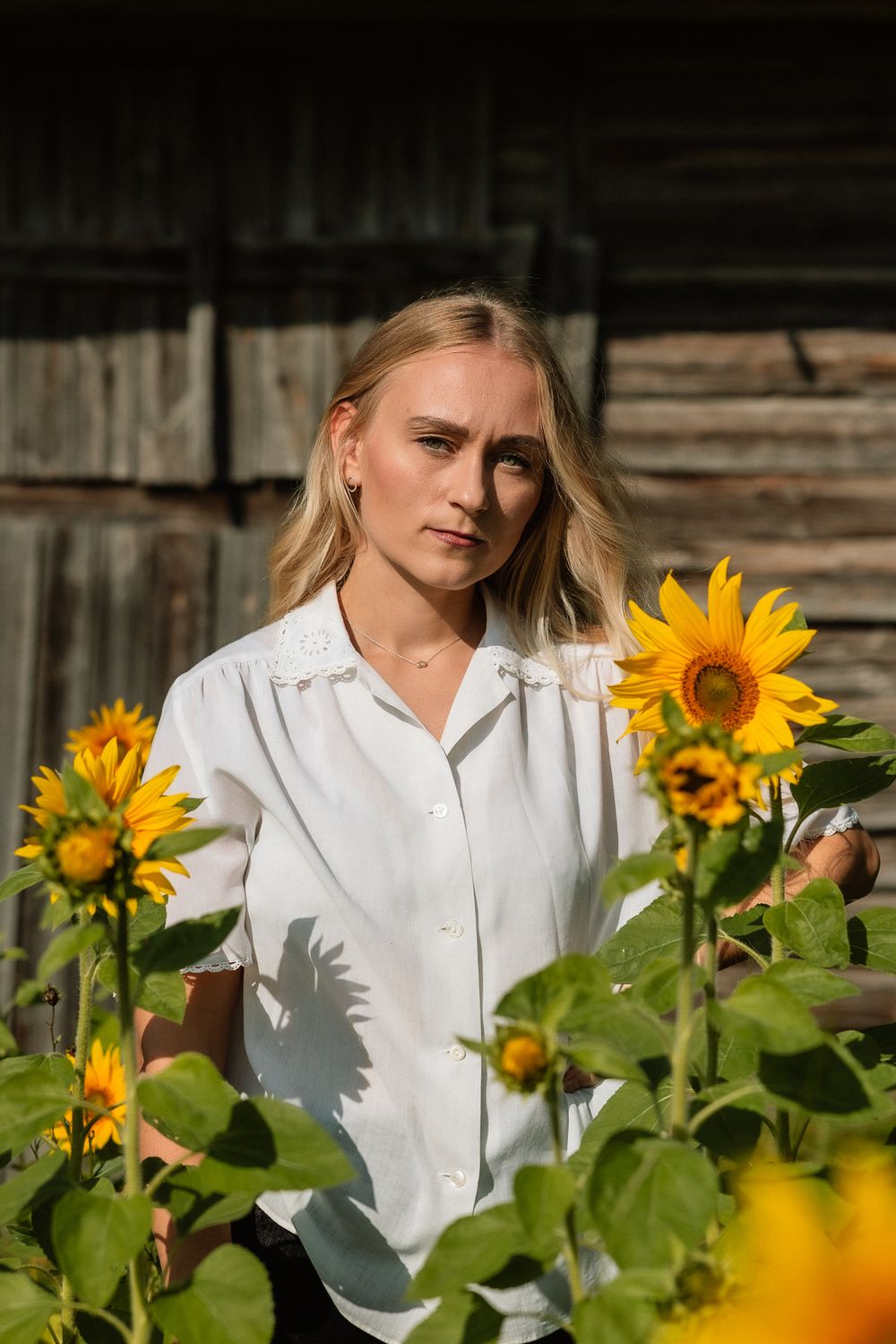 Bloom - Potrettikuvaus miljöössä - Valokuvaaja Oulu - Kukkakuvaus - Saaga Visuals - Dokumentaarinen kuvaus