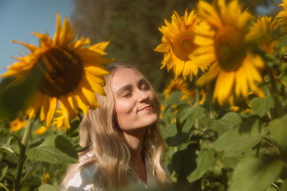 Bloom - Potrettikuvaus miljöössä - Valokuvaaja Oulu - Kukkakuvaus - Saaga Visuals - Dokumentaarinen kuvaus