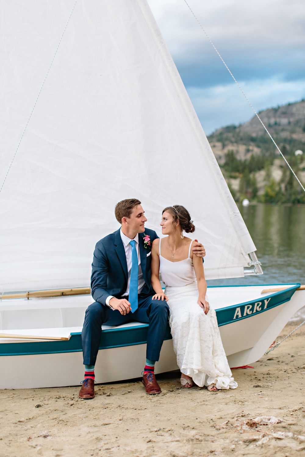 okanagan sailboat with bride and groom