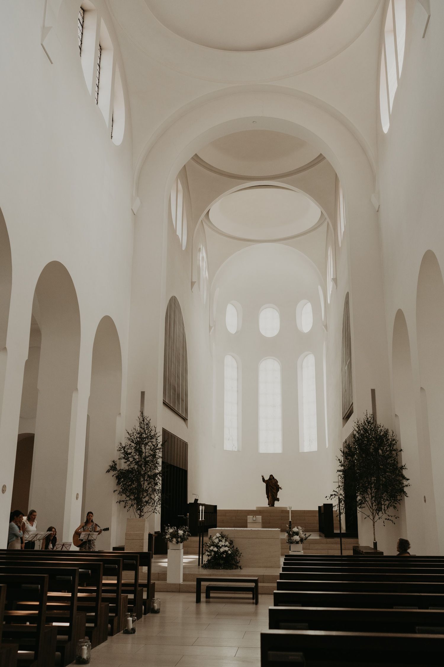Romantischer Moment während einer freien Trauung in Augsburg, festgehalten in echter, ungezwungener Hochzeitsreportage.