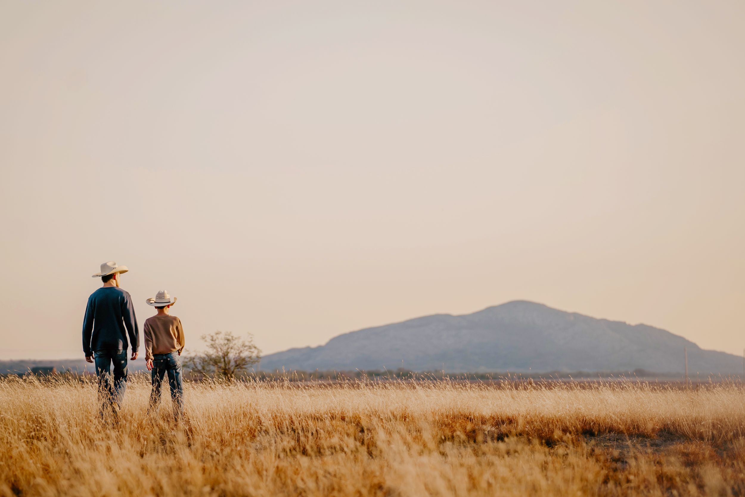 Altus Lawton Medicine Park Quartz Mountain State Park, Roberts Family Photoshoot Session, siblings, mother father, fields, Oklahoma sunset