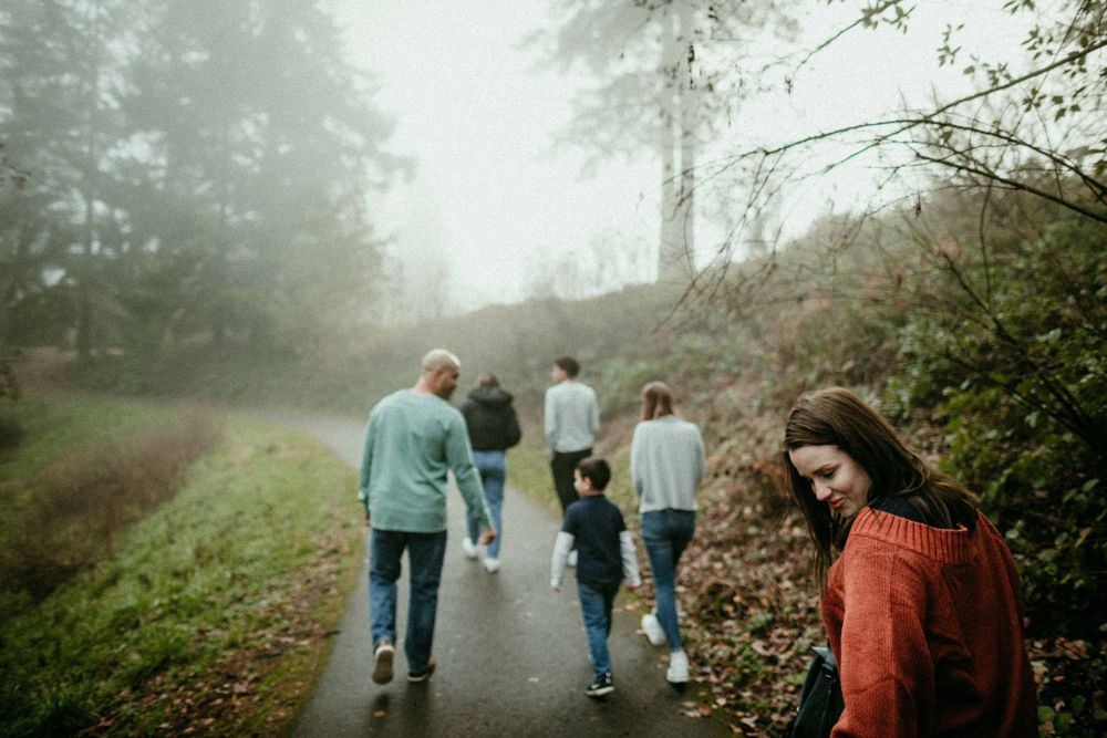 family walks through foggy forest portland oregon hoyt arboretum family photographer kimberly marie kimble