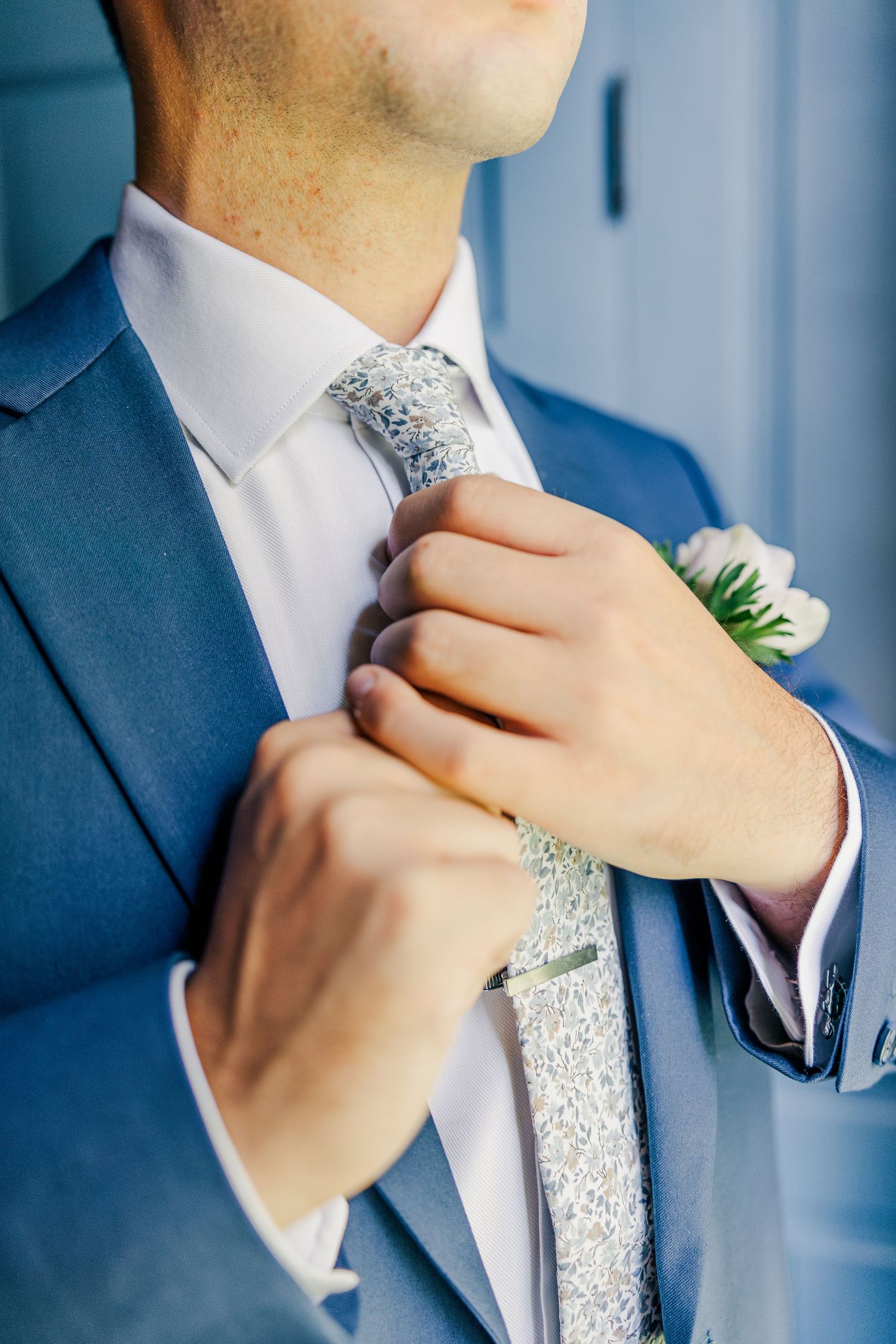 RUST MANOR HOUSE LEESBURG VIRGINIA WEDDING PICTURES GROOM GETTING READY
