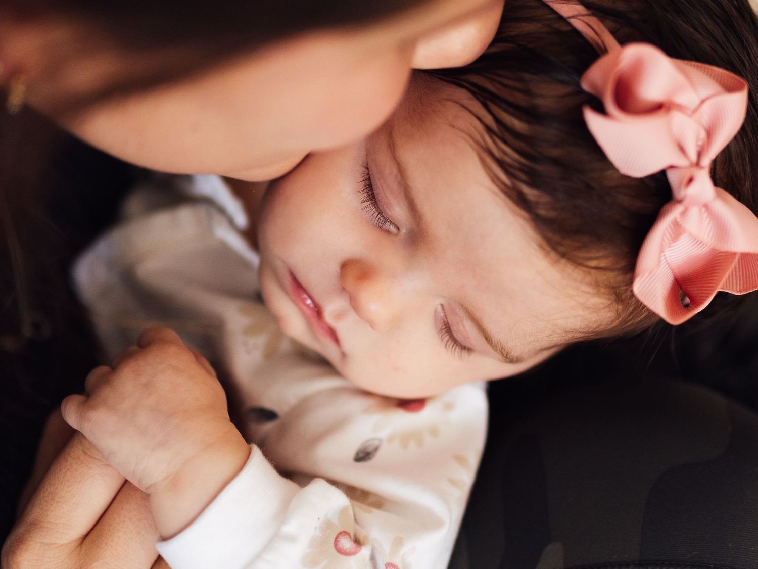 Infant Lifestyle photography mama kissing baby girl with bow