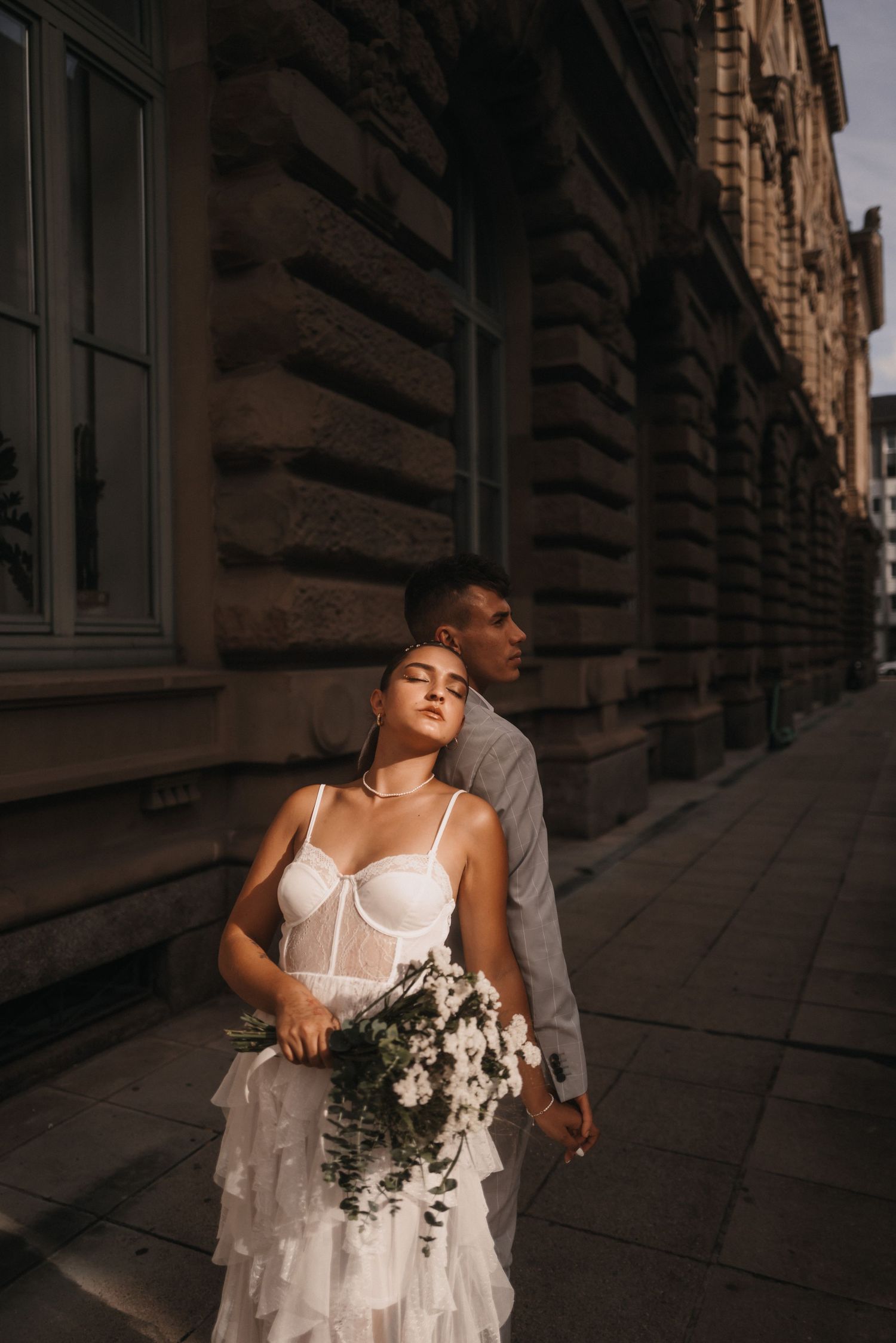 Hochzeitsfotograf Tübingen: Die Braut streicht über die Spitze ihres Kleides.