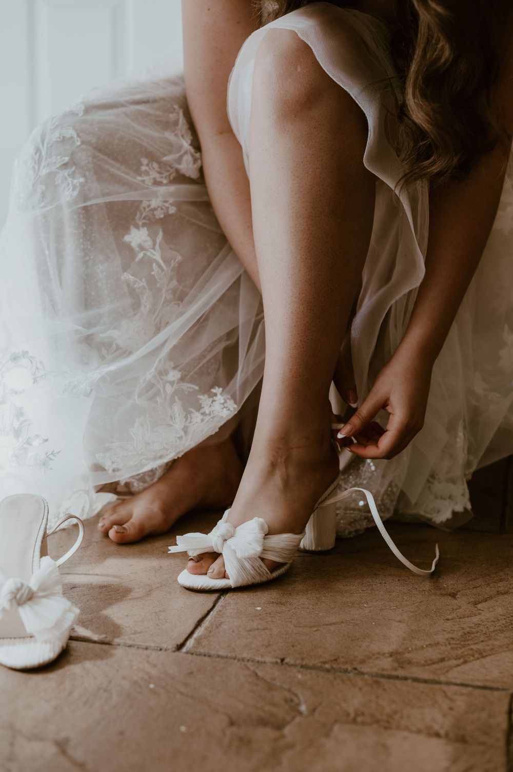 Beaconside House wedding where the bride is putting on her shoes