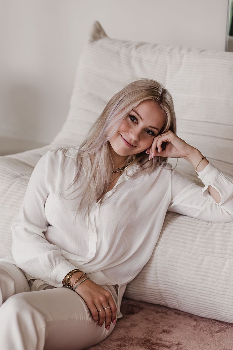 Portret fotografie in een rustige beige daglichtstudio. Persoonlijke portretten die je zowel zakelijk als persoonlijk kunt gebruiken.