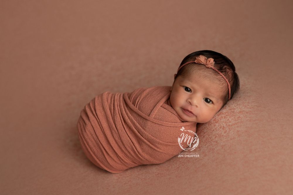 newborns eyes open during session