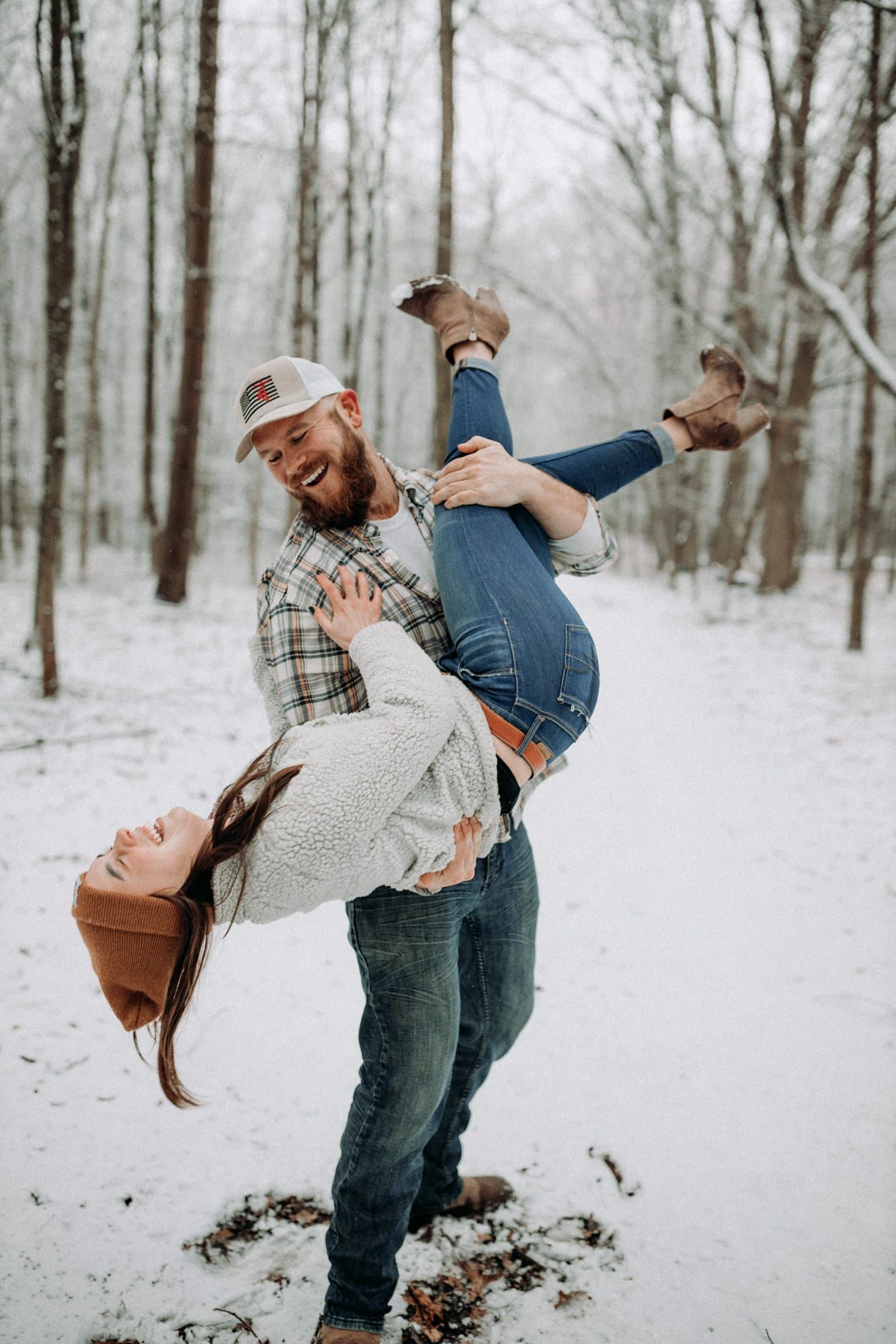 couple-rocking-in-snow
