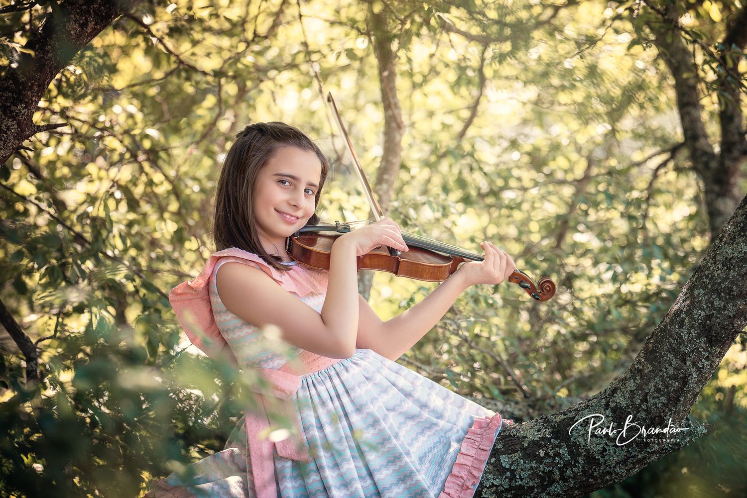 Niña tocando el violín en un entorno natural