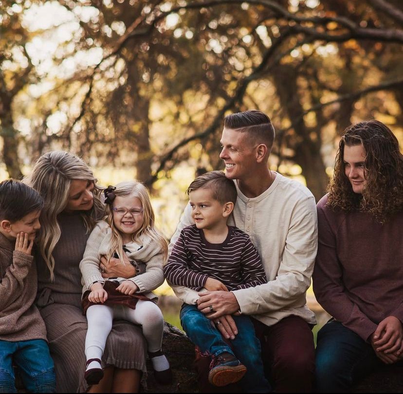 Family of 6 sitting on a log at sunset in Lincoln ca, Sacramento family photographer, Elk Grove family photographer