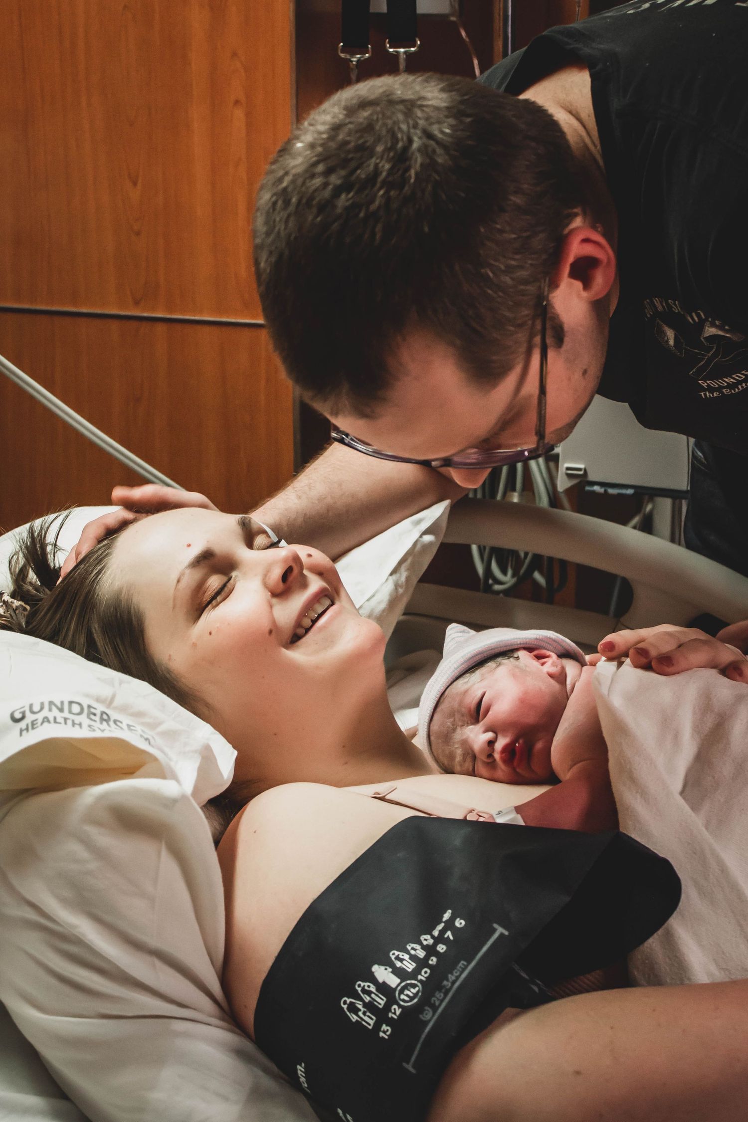 Mom and dad with new baby on mom's chest just after birth | Heart & Hands Birth Services | doula & photography