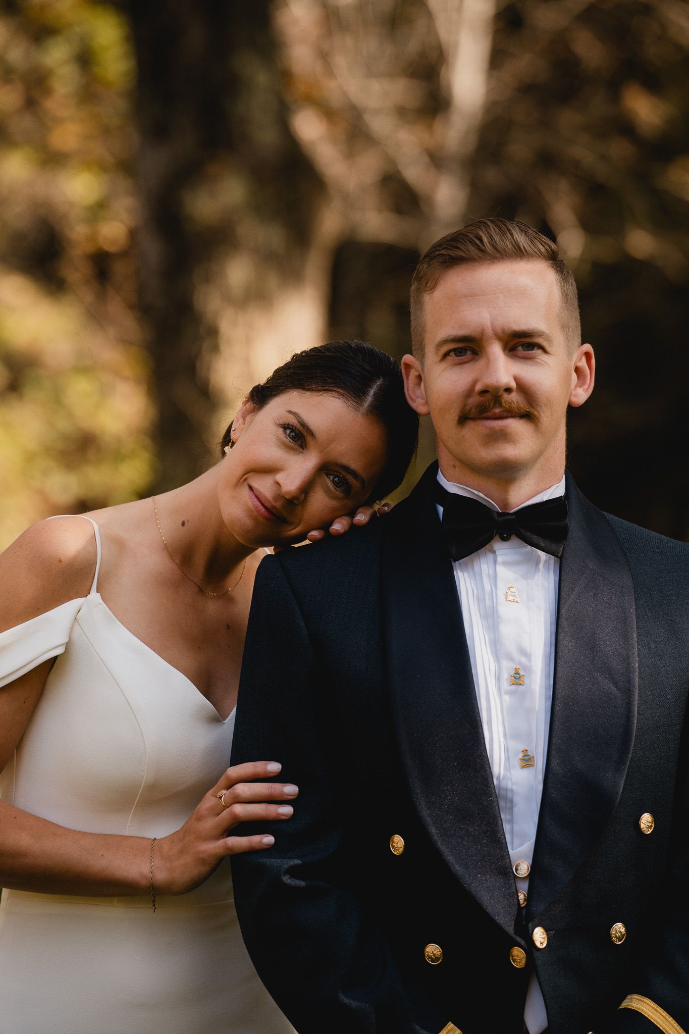 Photo de mariage intime automne lumière nature extérieur festivité invités le marié la mariée Gaelle Tremblay