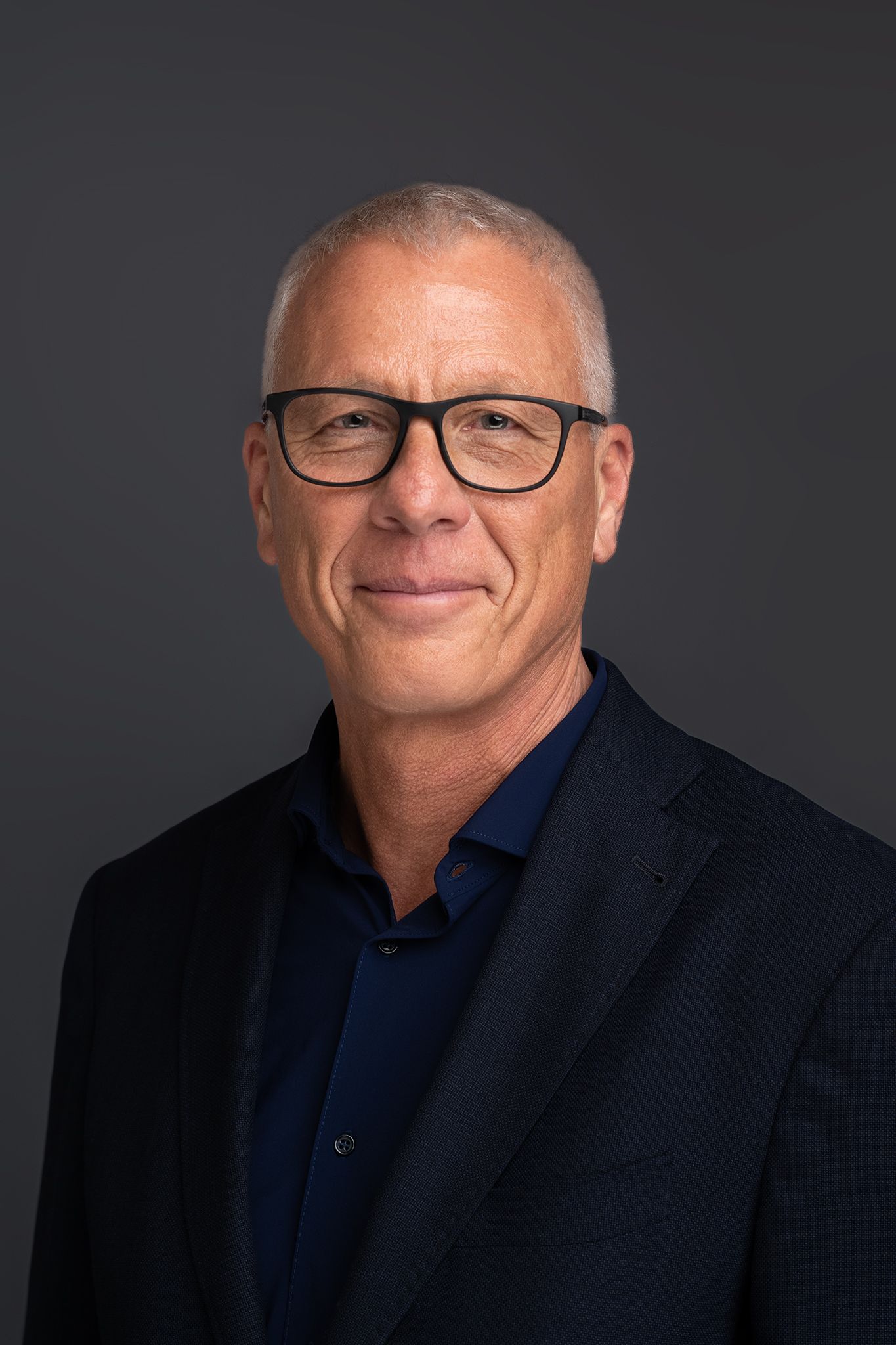 Orlando corporate headshot lounge photographer Ray Alvarez — senior executive headshot at corporate conference headshot lounge